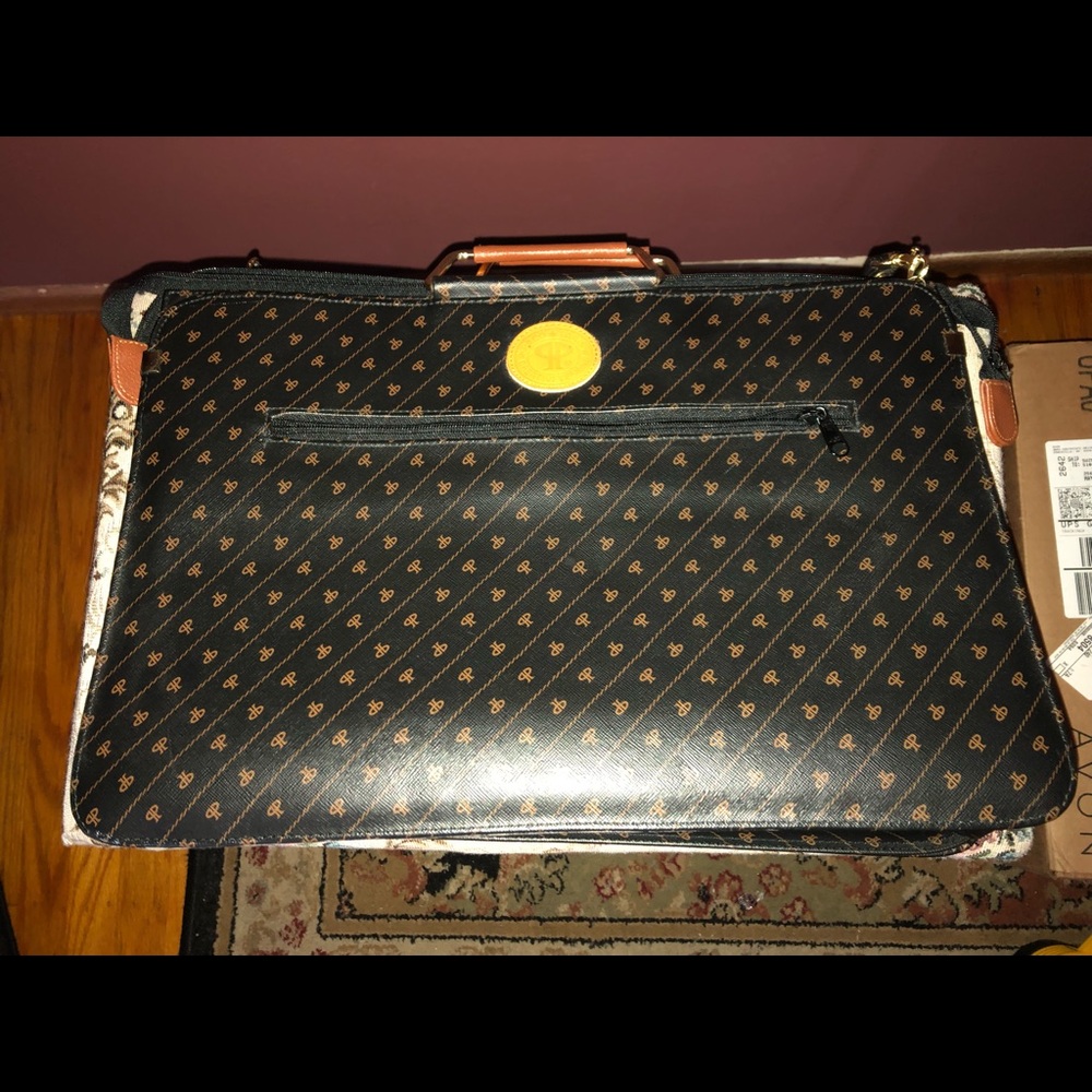 Paco Paris attaché